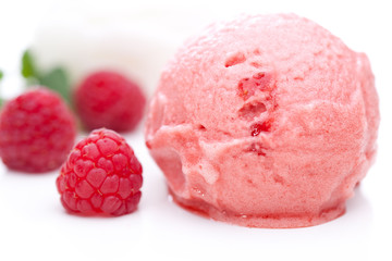 Himbeereis mit Himbeeren nahe
