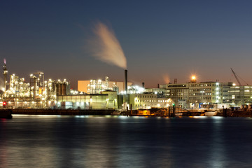 Obraz premium Przemysł w porcie w Hamburgu nocą