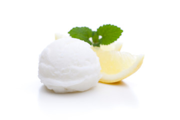 Zitroneneis auf weißem Hintergrund