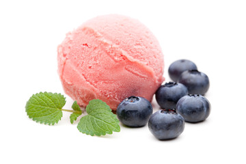 Rotes Fruchteis mit Blaubeeren und Minze