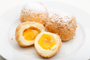 Marillenknödel mit Staubzucker auf Teller