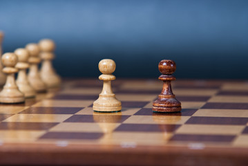 Fototapeta Szachy 2 pionki w centrum szachownicy obraz