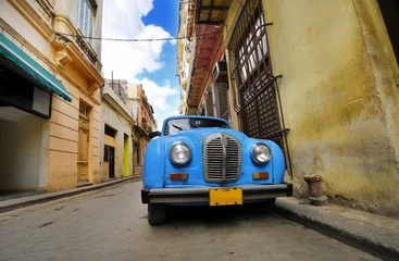 Abwaschbare Fototapete Kubanische Oldtimer Altes Auto in der bunten Havanna-Straße