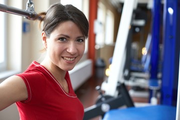 Obraz premium Frau am Sportgerät