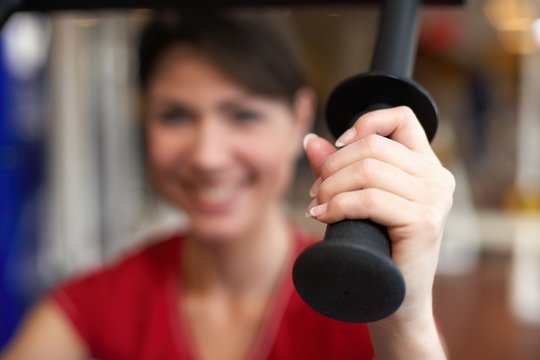 Frau am Sportger&auml;t