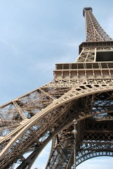 Pieds de la Tour Eiffel à Paris