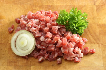 Schinken mit Zwiebel und Petersilie