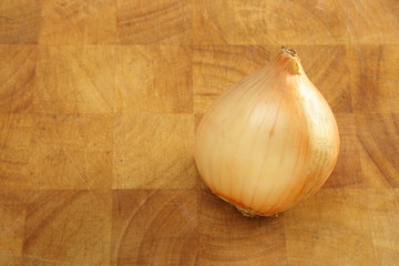 Zwiebel auf Holzbrett