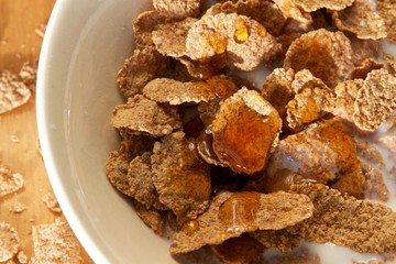 Vollkornflakes mit Honig