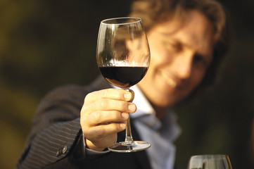 mano con bicchiere di vino