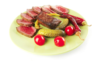 beef slices with pepprs and cucumbers