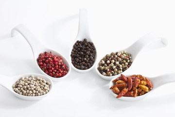 Chilischoten und Pfefferkörner