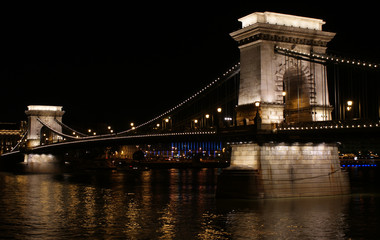 Obraz premium Kettenbrücke in Budapest bei Nacht