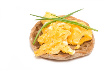 Rührei auf Vollkornbrötchen