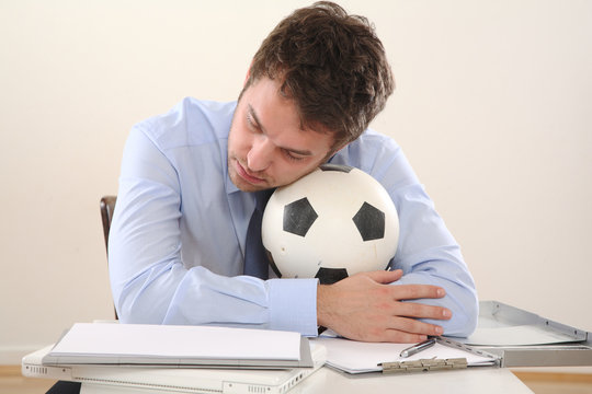 Business Mann mit fussball tr&auml;umt vom fussball