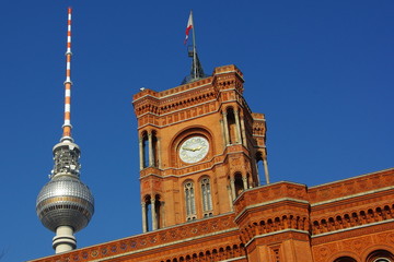 Berlin: Rotes Rathaus und Fernsehturm