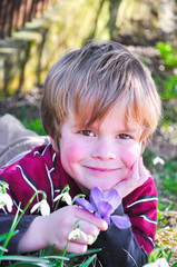Kind h&auml;lt einen Krokus in der Hand