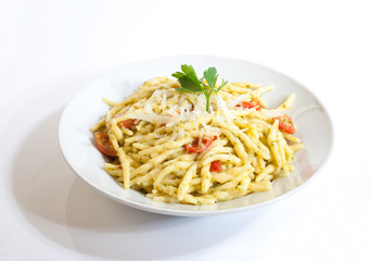 Trofie al pesto con pomodoro