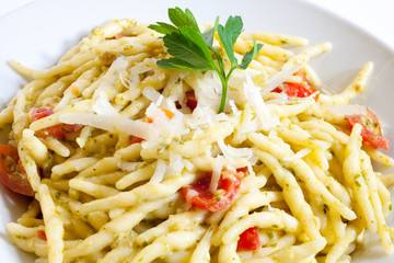 Trofie al pesto con pomodoro