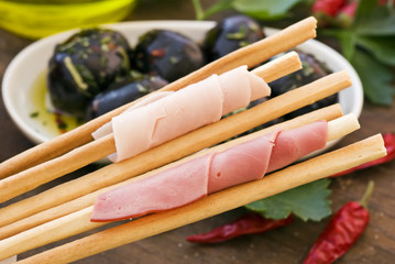 Grissini mit Schinken und Oliven