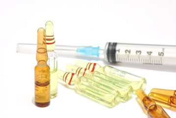 Siringa e fiale di medicinale