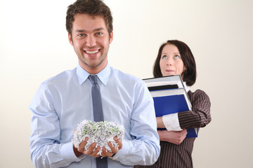 mann und frau vernichten akten papier