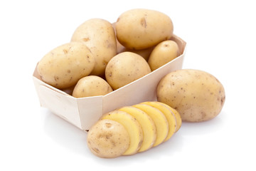 Petit cageot de pommes de terre fraîches sur fond blanc