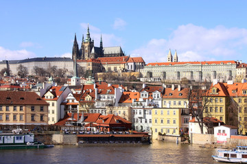 Obraz premium The Prague gothic Castle above the River Vltava