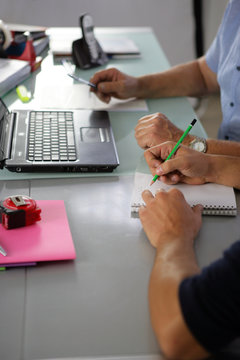 Hommes d'affaire au bureau devant ordinateur portable