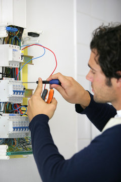 Portrait d'un électricien travaillant sur un compteur électrique