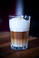 Latte Macchiato mit Milchschaum in einem Glas