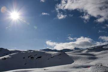 Sonnenschein im schneebedecken Gebirge