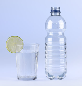 Mineralwasser mit PET-Flasche