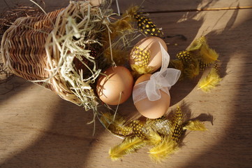 Jajka w koszu wiklinowym © bnorbert3