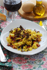 Uova strapazzate al tartufo e prosciutto