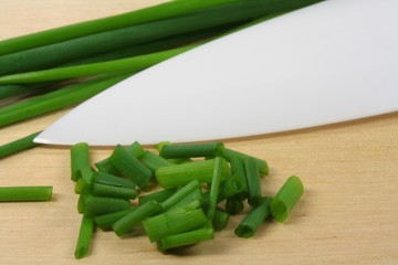 Schnittlauch mit Messer