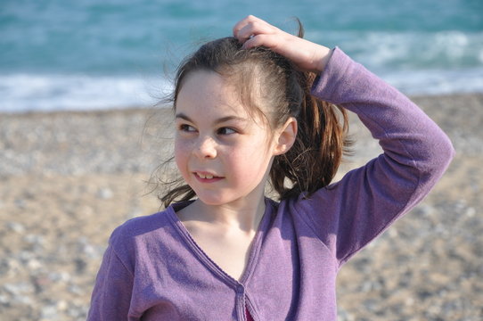 fillette qui se gratte la t&ecirc;te - poux