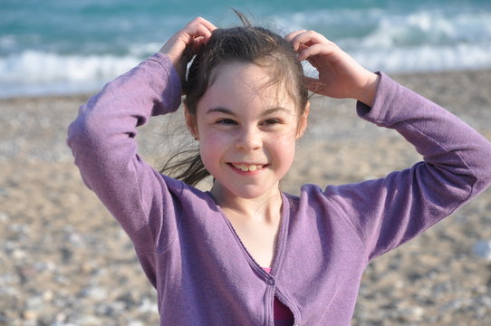 fillette qui se gratte la t&ecirc;te - poux