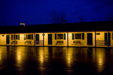 motel at night; North Conway; New Hampshire; USA - obrazy, fototapety, plakaty