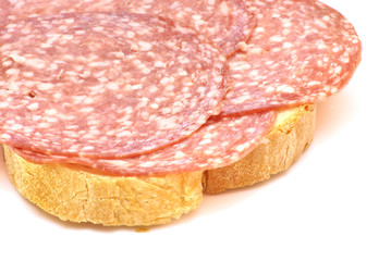 Pane con fette di salame
