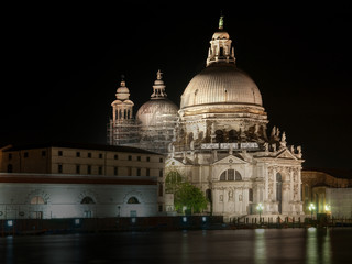 Fototapeta na wymiar Bazylika Santa Maria della Salute w nocy