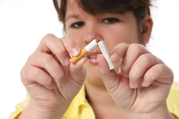 Jugendliche bricht eine Zigarette durch