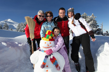 Famille en vacances à la neige