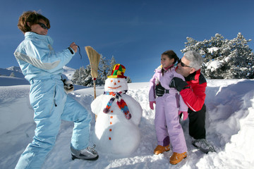Fillette en vacances avec ses grands-parents à la neige