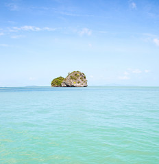 Naklejka premium Rocky tropical island