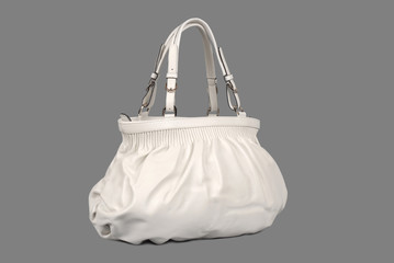 Sac à main blanc sur fond gris uni