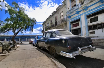Poster Im Rahmen Havanna-Straße mit Oldtimer © roxxyphotos