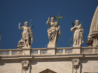 Fototapeta na wymiar posągi Jezusa i apostołów w Bazylice Świętego Piotra
