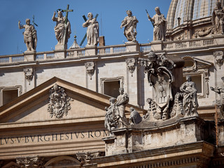 Fototapeta premium statues of jesus & the apostles at the saint peter's basilica