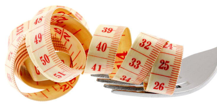 r&eacute;gime minceur : fourchette, m&egrave;tre souple de couturi&egrave;re